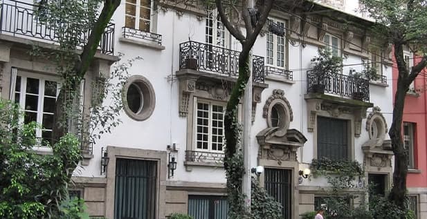 building-historic-center-of-cdmx